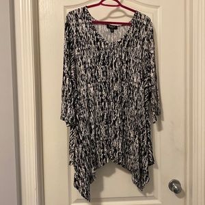 Black & white top with long sides